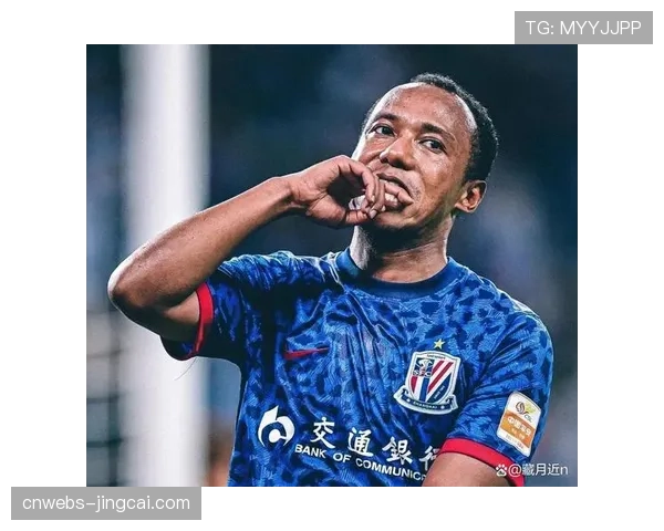 上海德比现温情一幕，上港球迷看台展示标语致敬退役的申花老将